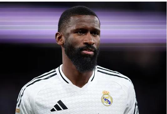 Antonio Rudiger trong mau ao Real Madrid.