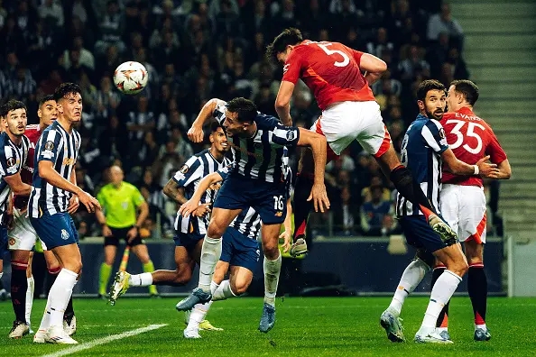 Harry Maguire giup Man United giat lai 1 diem truoc Porto